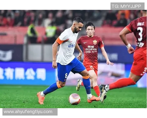 鲁能与上港对决引发国外媒体热议赛场表现与战术分析